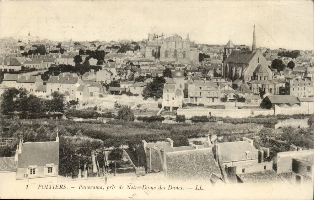 Poitiers — Panorama, aufgenommen von Notre-Dame des Dunes — LL. - Vorderseite