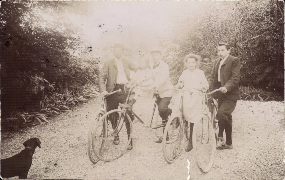 Groupe de cyclistes en forêt — Société Lumière, Lyon — n° 1650 - Recto