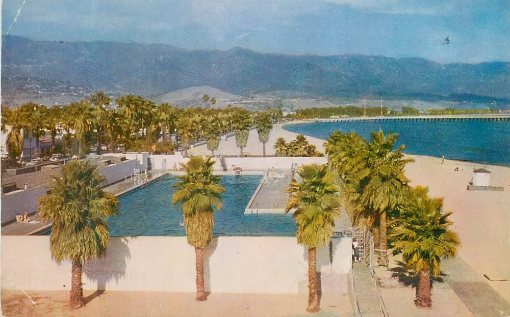 Öffentliche Schwimmbecken (Los Banos del Mar) — Cabrillo Blvd. und Stearns Wharf im Hintergrund — Mike Roberts, C2848 - Vorderseite