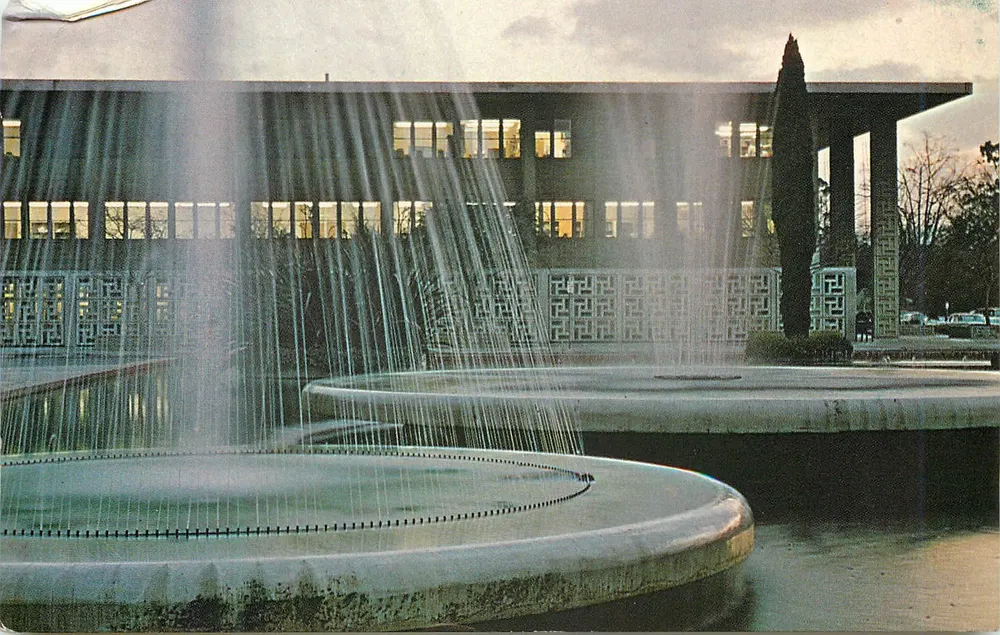 Centro Médico da Universidade de Stanford — O Crepúsculo Descansa Serenamente Sobre a Fonte — Rudolf K. Meyer, 1969 - Frente