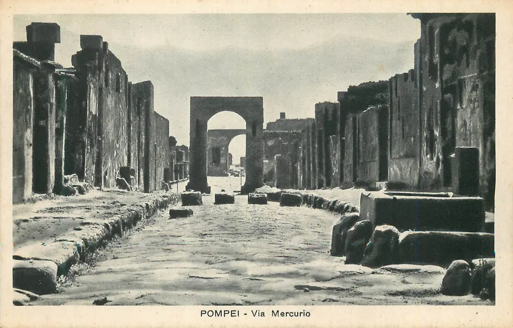 Pompei - Via Mercurio — vista das ruínas com arco central — editor Vincenzo Trampetti, Nápoles - Frente