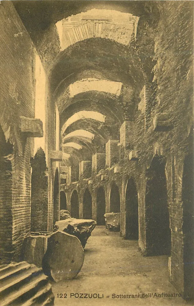 Pozzuoli — Unterirdische Bereiche des Amphitheaters — E. Ragozino, Galleria Umberto I, Neapel - Vorderseite