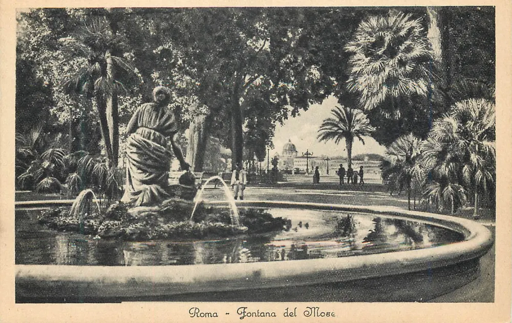 Roma - Fontana del Mose — vista da fonte com estátua e palmeiras - Frente