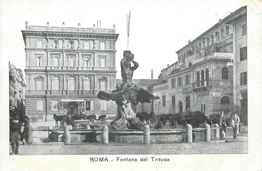 Roma - Fontana del Tritone — vista da fonte com edifícios e carruagens — editor Cartolina Postale Italiana - Frente