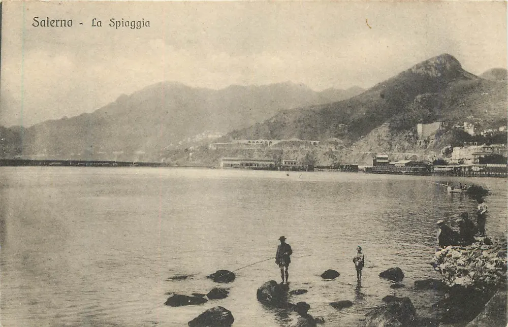 Salerno - La Spiaggia — vista della spiaggia con montagne in fondo — editore Vincenzo Catarneo, n° 904 - Recto