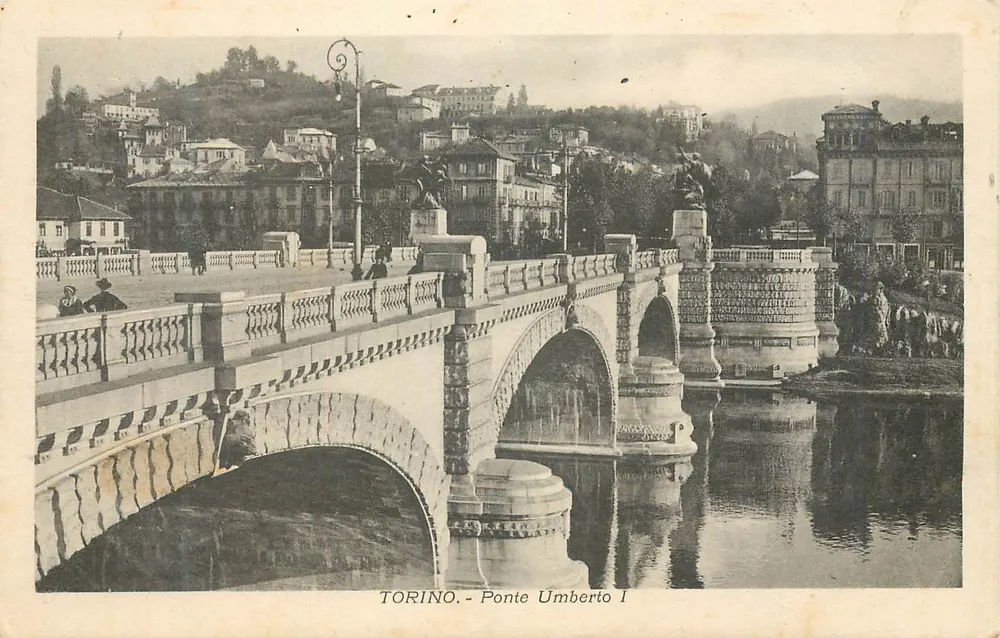 Turijn - Brug Umberto I — uitzicht van de brug over de rivier met statuen en gebouwen in de verte - Voorkant