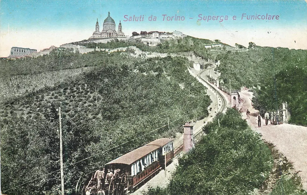 Superga und Seilbahn in Turin — Panoramablick mit dem Heiligtum im Hintergrund - Vorderseite