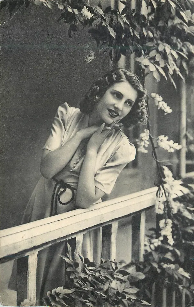 Jovem mulher em um balcão — editor desconhecido — datada por volta de 1948 - Frente