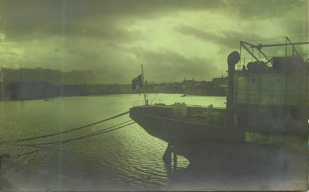 Porto da cidade — vista de um barco no cais — editor desconhecido - Frente