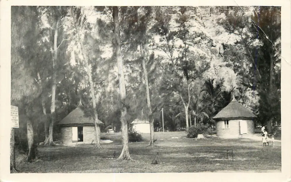 Der "Morne-Plage" — Bangalow und Rondavel — Foto E. JEAN-LOUIS (FRANKREICH) - Vorderseite