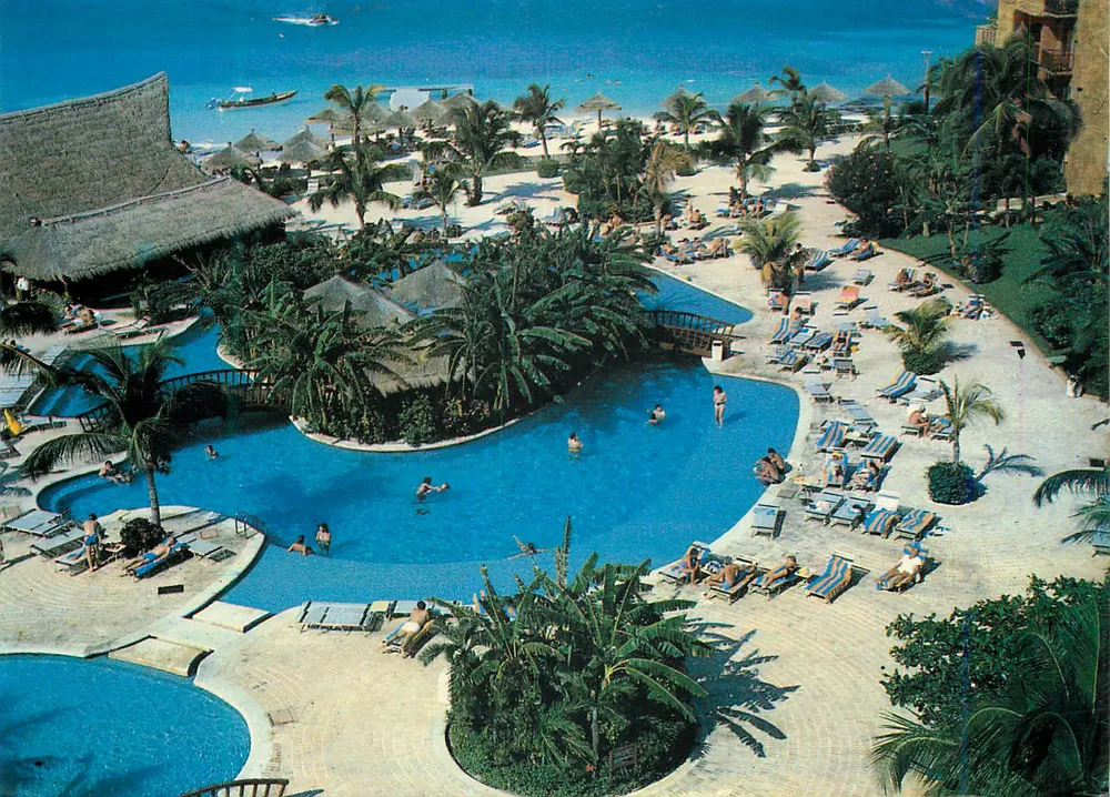 Cancún, Q. Roo, Mexique — Hotel Fiesta Americana — piscine et plage — éditeur Postafoto - Recto