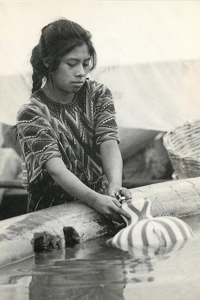 Donna maya che lava un tessuto — Mercato di Chichicastenango, Guatemala (1989) — Edizioni Tuluk - Recto