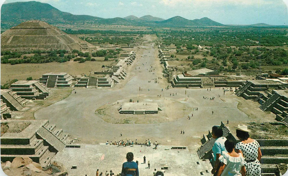 San Juan Teotihuacan — Panoramablick auf die Plaza de la Luna und die Calzada de los Muertos — AMMEEX ASOCIADOS, S.A. - Vorderseite