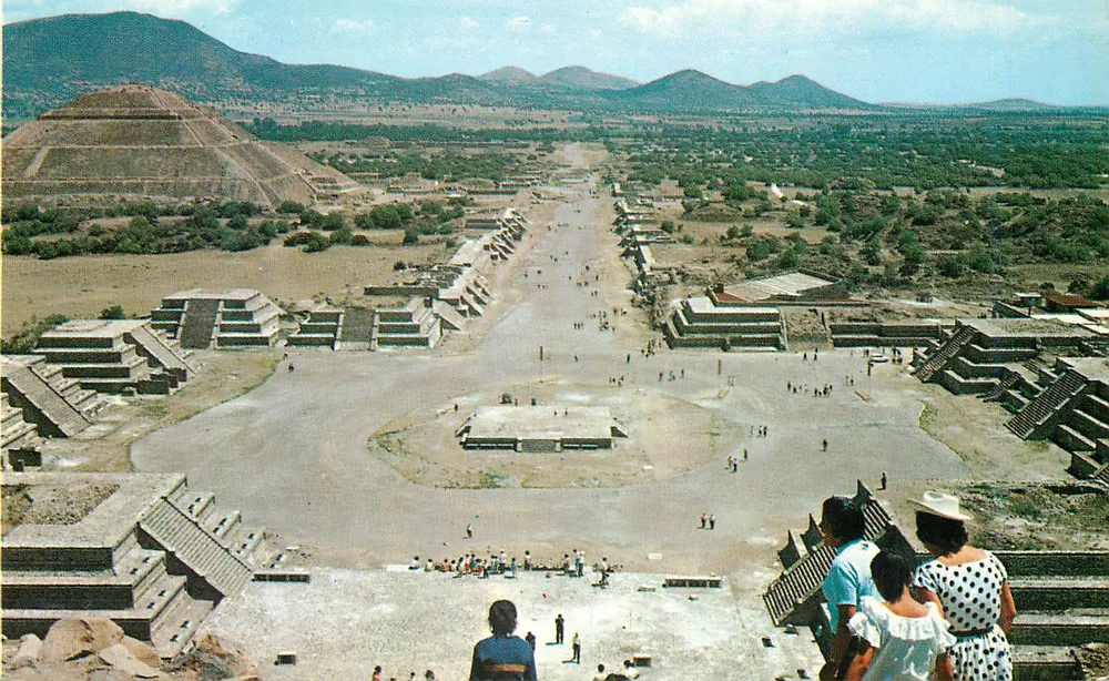 Plaza de la Luna und Calzada de los Muertos — San Juan Teotihuacan — AMMEX ASOCIADOS S.A. - Vorderseite