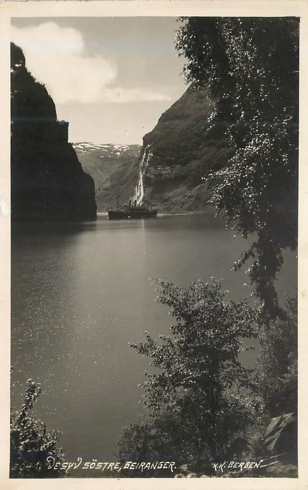 Døsypv Søstre, Geiranger — vista panorâmica com navio — K.M. Berben, n° 2641 - Frente
