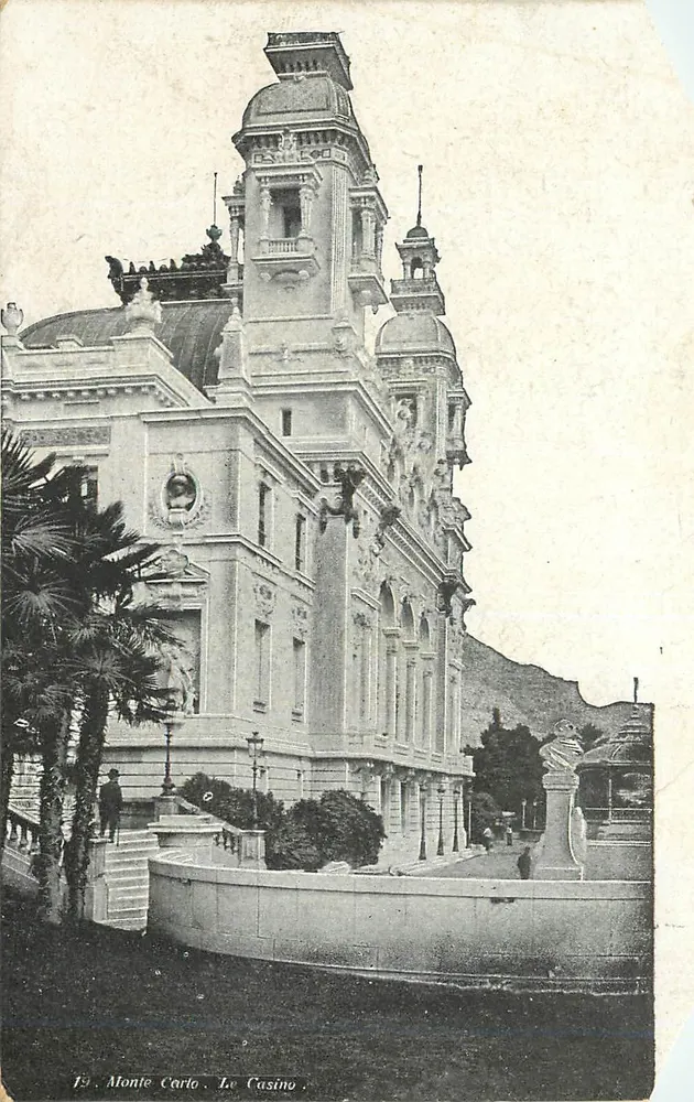 Monte Carlo. O Casino — vista do edifício decorado, com palmeiras e fonte — editor não visível, n° de série 19 - Frente