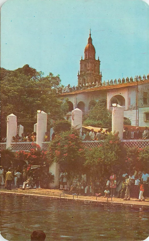 रेवोलुसिओन के बगीचा — कुएरनावाका, मोर। — मेक्सफोटोकलर - आगे
