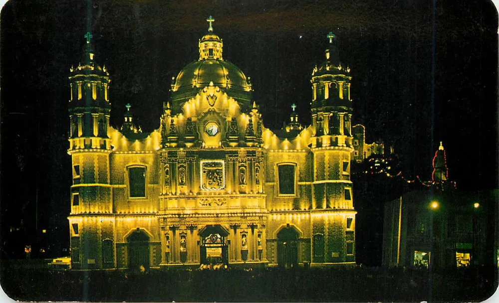 Nachtansicht der Basilika von Guadalupe — Mexiko-Stadt — AMMEX ASOCIADOS, S.A. - Vorderseite