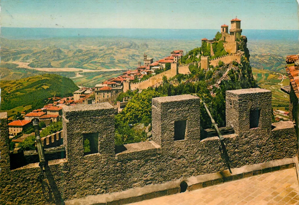 Los antiguos muros de San Marino — vista panorámica — editor desconocido - Anverso