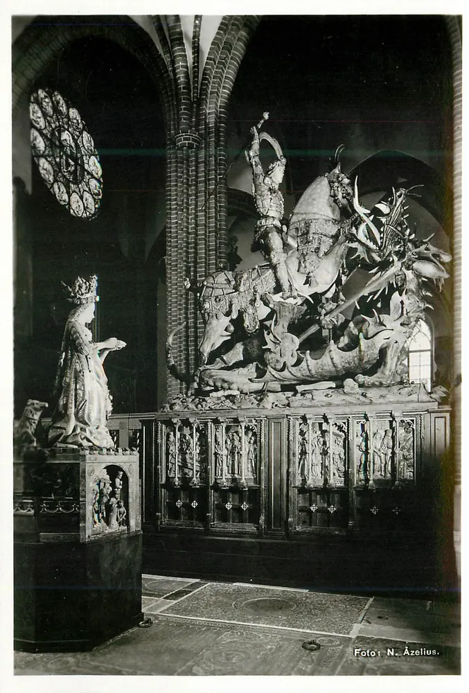 Storkyrkan, Stockholm — S:t Göransmonumentet von Bernt Notke, eingeweiht 1489 — Foto N. Åzelius - Vorderseite