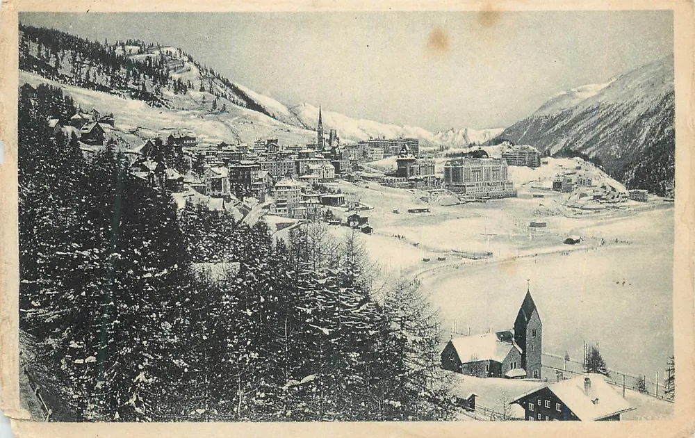 St. Moritz — vue panoramique hivernale avec édifice religieux en avant-plan — Engadin Press, Nr. 988 - Frente