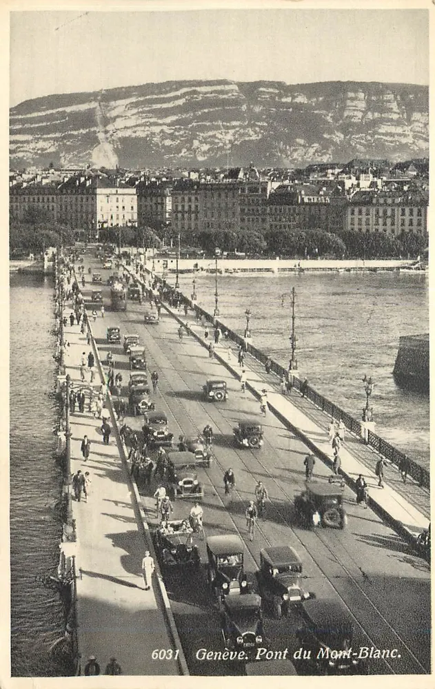 Ginevra. Ponte del Mont-Blanc — vista del ponte con traffico e paesaggio alpino — editore Jaeger, n° 6031 - Recto