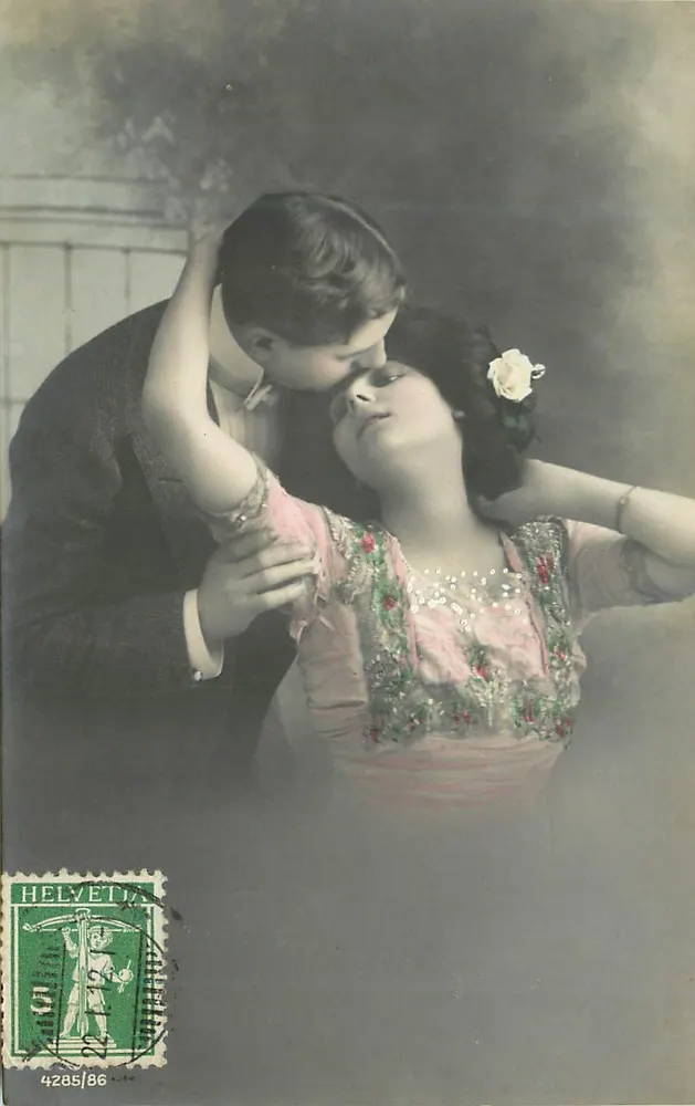 Jovem casal em abraço — cena de ternura — editor Helvetia, n° 4285/86 - Frente