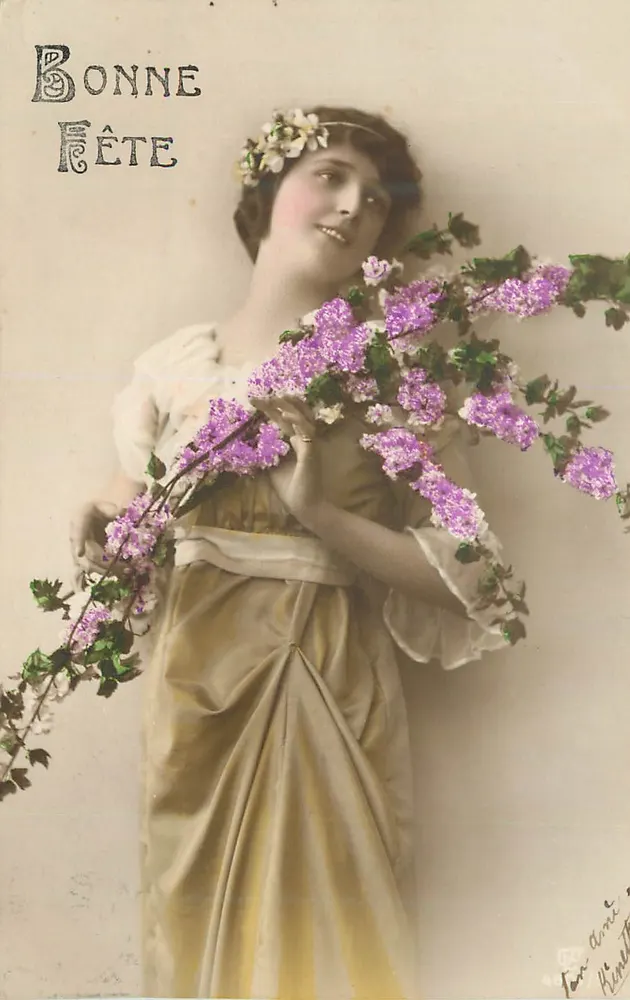 Frau in Seidenkleid mit Blumenstrauß — Happy Birthday — Verleger nicht identifiziert - Vorderseite