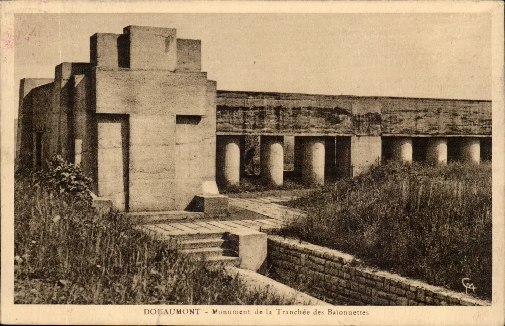 Douaumont - Monumento da Trincheira das Baionetas — Foto Verdin, n° não visível - Frente