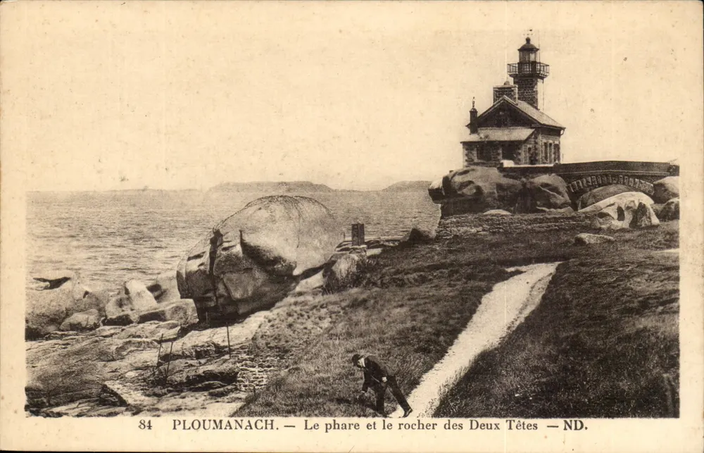 PLOUMANACH — Le phare et le rocher des Deux Têtes — ND. - Recto