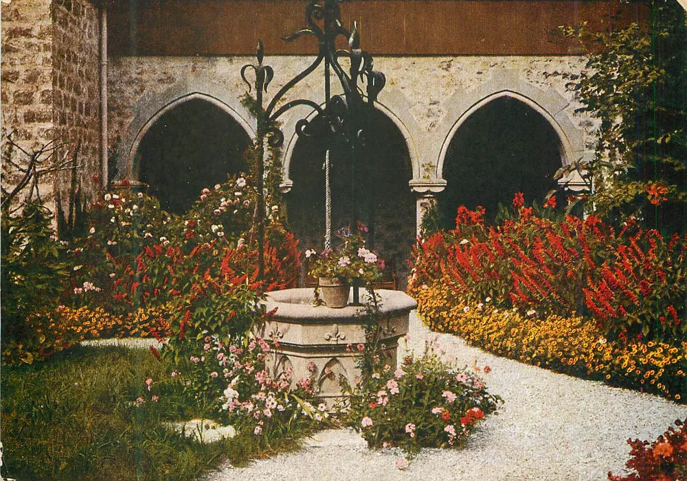 Poço e Claustro do Castelo de Tourronde — Fot. De Jongh - Lausanne - Frente