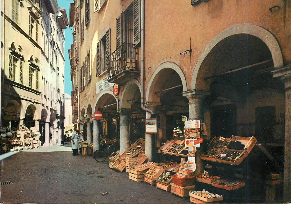 Mercado coberto em Lugano — Via Pessina — Edição P. Marzari & Cie, n° 5053 - Frente