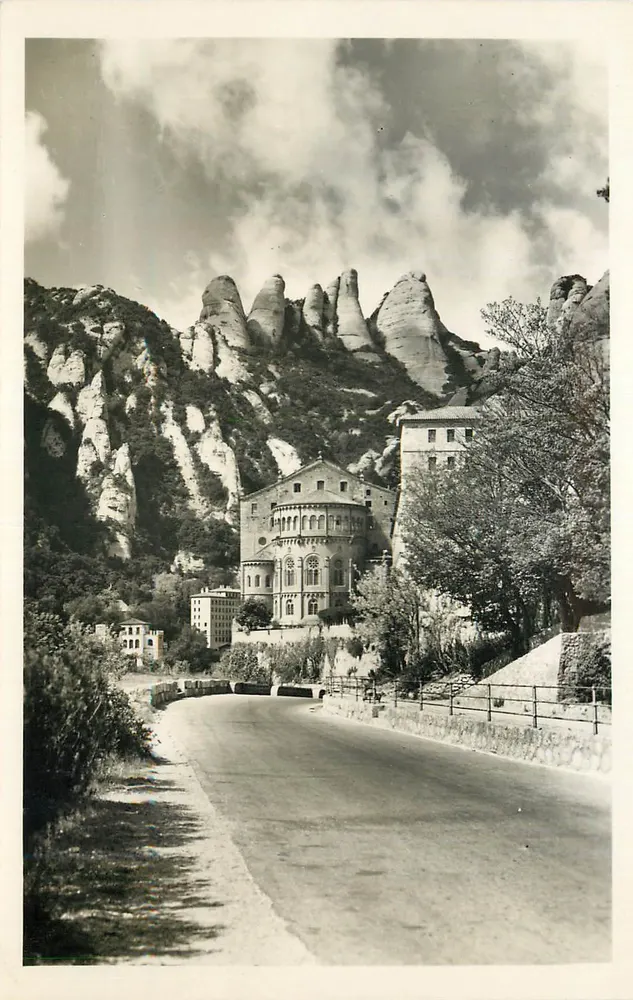 Montserrat - Apsis der Basilika und Gipfel von Sta. Magdalena — Foto Dom Ripol, O. S. I. B., n° 430 - Vorderseite
