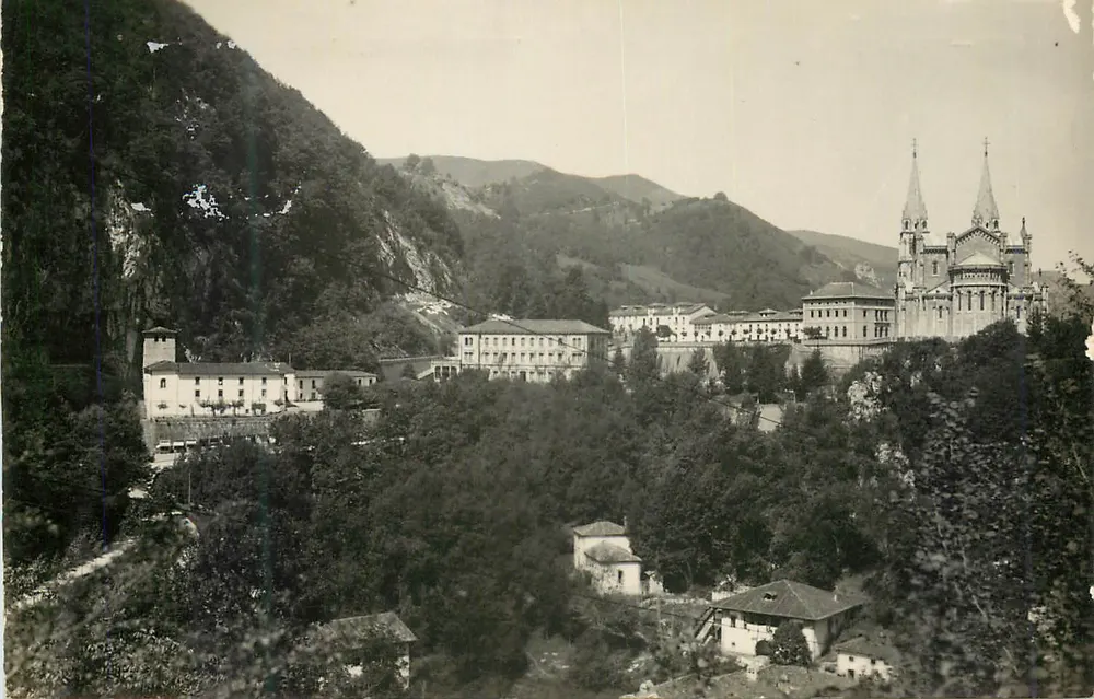 Covadonga — Allgemeiner Blick — Photo Collada — OVIEDO - Vorderseite