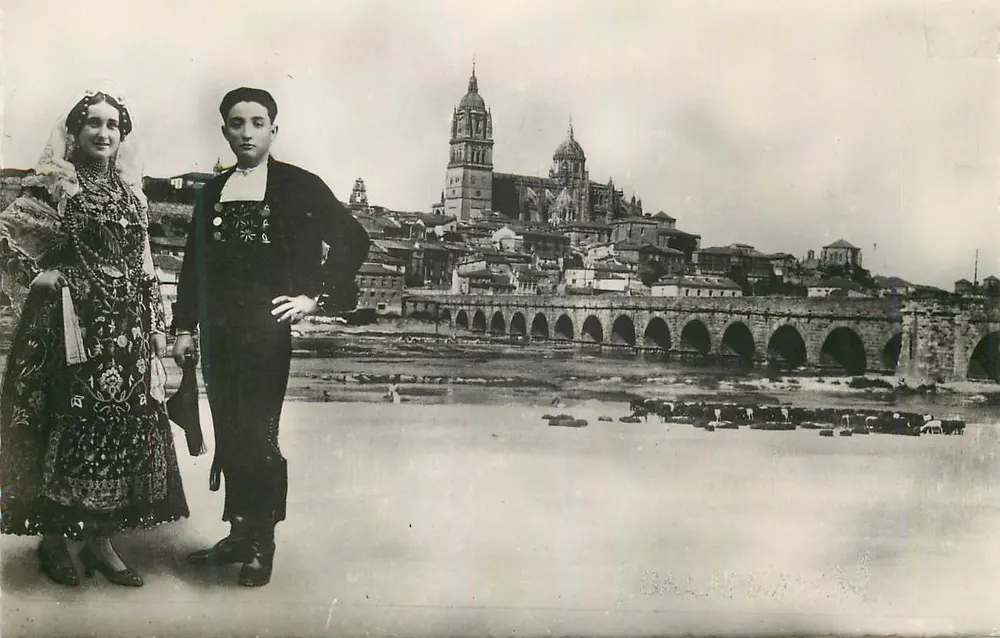 Salamanca — Paar Charros und allgemeine Ansicht — Heliotipia Artística Española, Madrid - Vorderseite