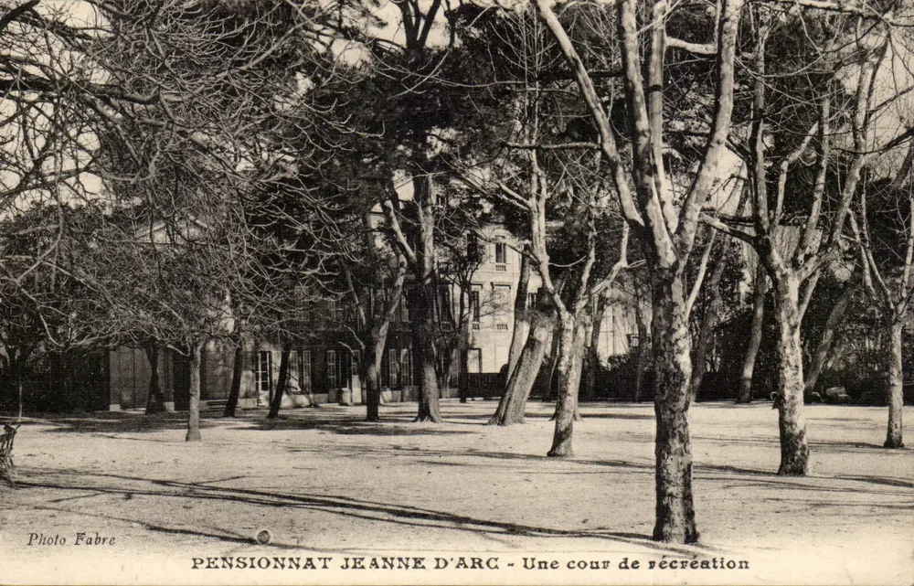 PENSIONNAT JEANNE D'ARC - Ein Spielplatzhof — Photo Fabre - Vorderseite