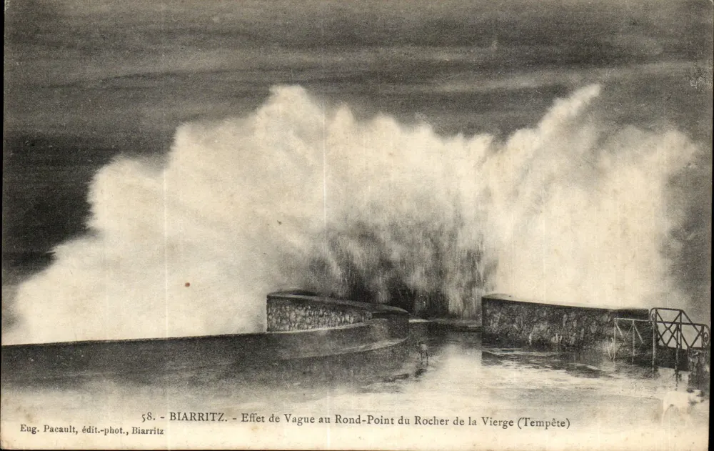 Biarritz - Wellenwirkung am Kreisverkehr des Felsen der Jungfrau (Sturm) — Eug. Pacault, Verleger-Fotograf, Biarritz - Vorderseite