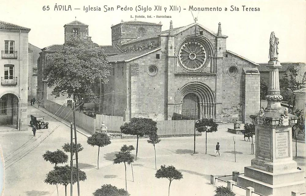 Ávila — Kirche San Pedro (12. und 13. Jahrhundert) - Denkmal für Santa Teresa - Vorderseite