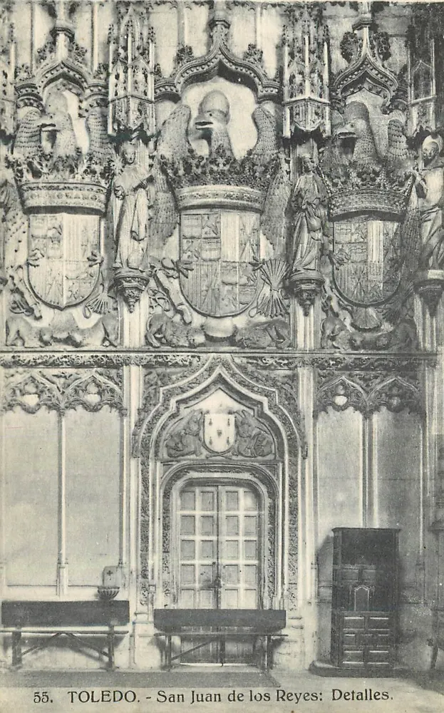 Toledo - San Juan de los Reyes: Details — Detail der geschnitzten Fassade mit Wappen und Statuen - Vorderseite