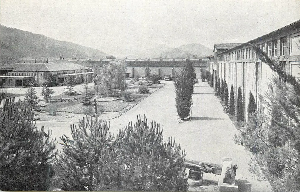 Patio central — Raymat, S.A. - Cervello (Barcelone) — Rondel - Recto