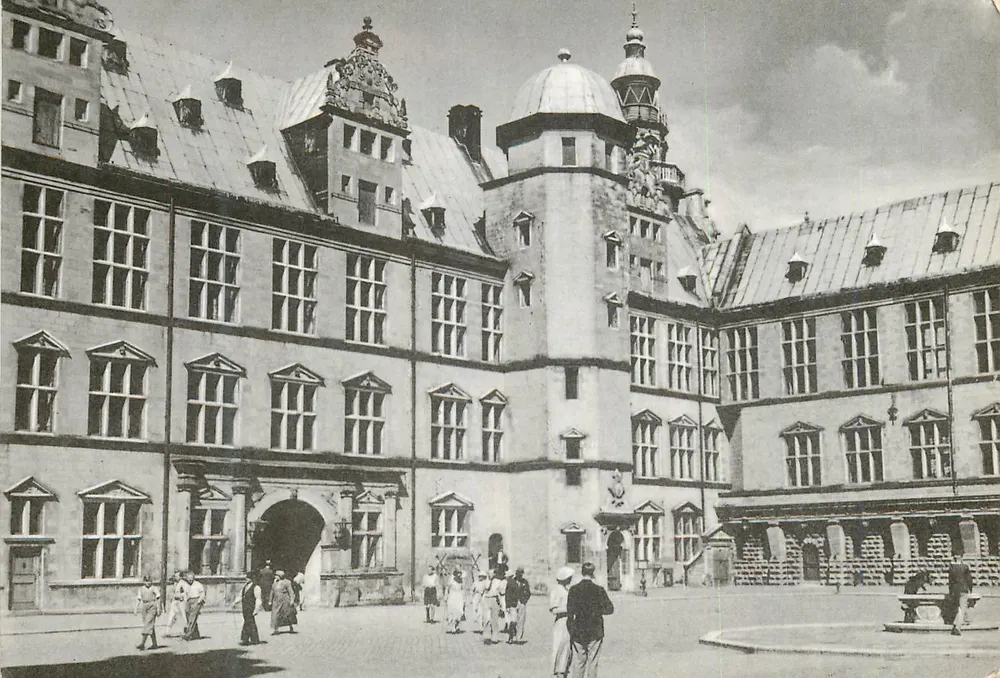 Kronborg. Slotsgaarden. — Pátio — Kai Brammers Boghandel, 88296 - Frente