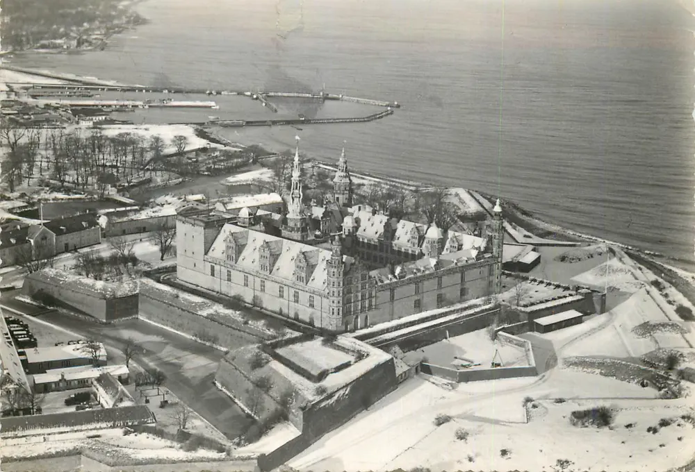 Kronborg i Sne. — Château de Kronborg en hiver — éditeur Kai Brammers Boghandel, Helsingør, n° 7124 - Frente