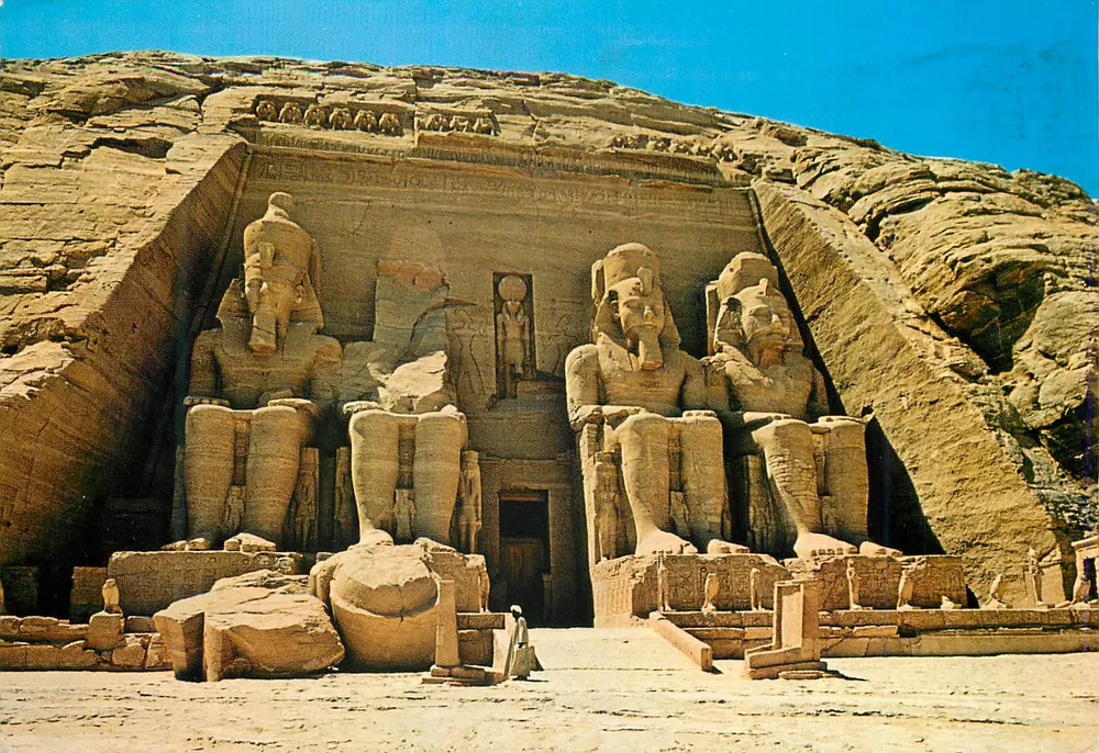 अबू सिम्बल — रामसेस के स्टैच्यूज बड़े मंदिर के सामने — अल-अहराम, एएस 25 - आगे