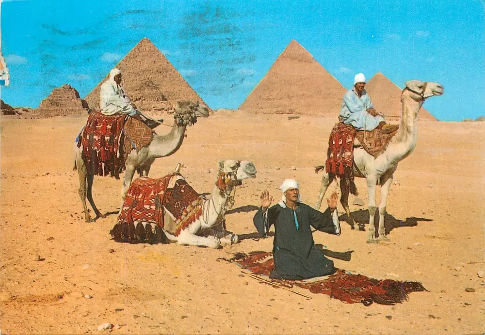 Giza — Arabische Kamelreiter vor den Pyramiden — Verlag nicht sichtbar - Vorderseite