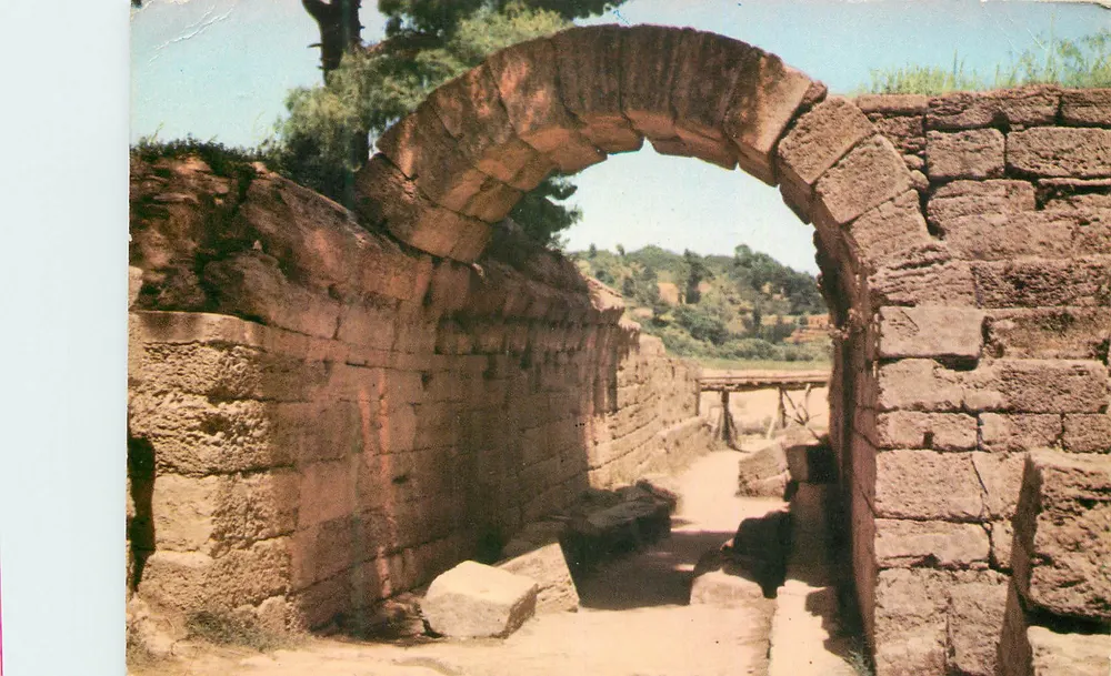 ओलिम्पिया - स्टेडियम का प्रवेश - ए. हैसिद ए.एस. प्रैक्सिटेलोस, एथेंस - आगे