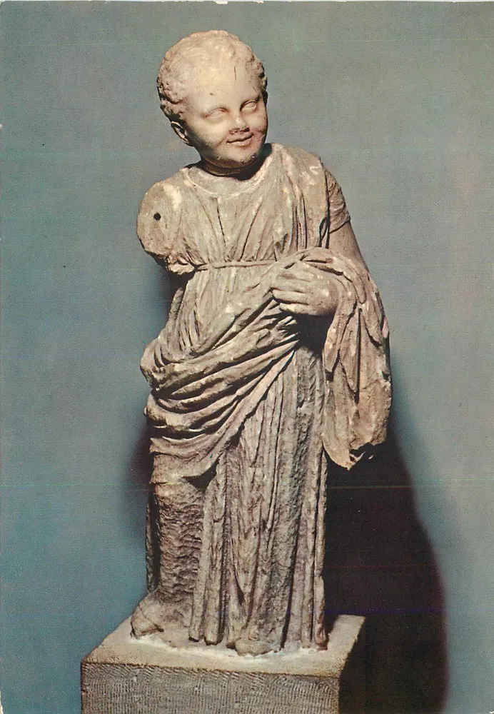 Statue einer jungen Mädchen — Anfang des 3. Jahrhunderts v. Chr. — Museum von Epidauros - Vorderseite