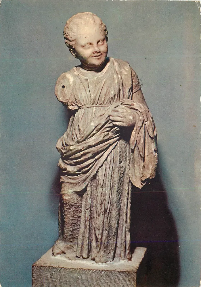 Statue einer kleinen Mädchen — Anfang des 3. Jahrhunderts v. Chr. — Museum von Epidaure (Griechenland) - Vorderseite