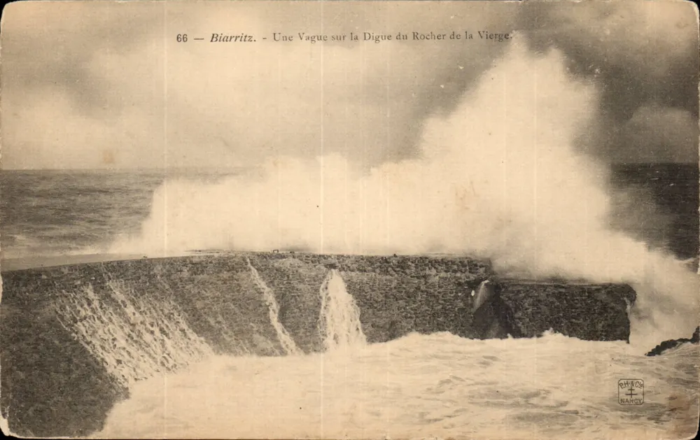 Biarritz — Eine Welle an der Mole des Felsen der Jungfrau — RMRO6 NANCY - Vorderseite