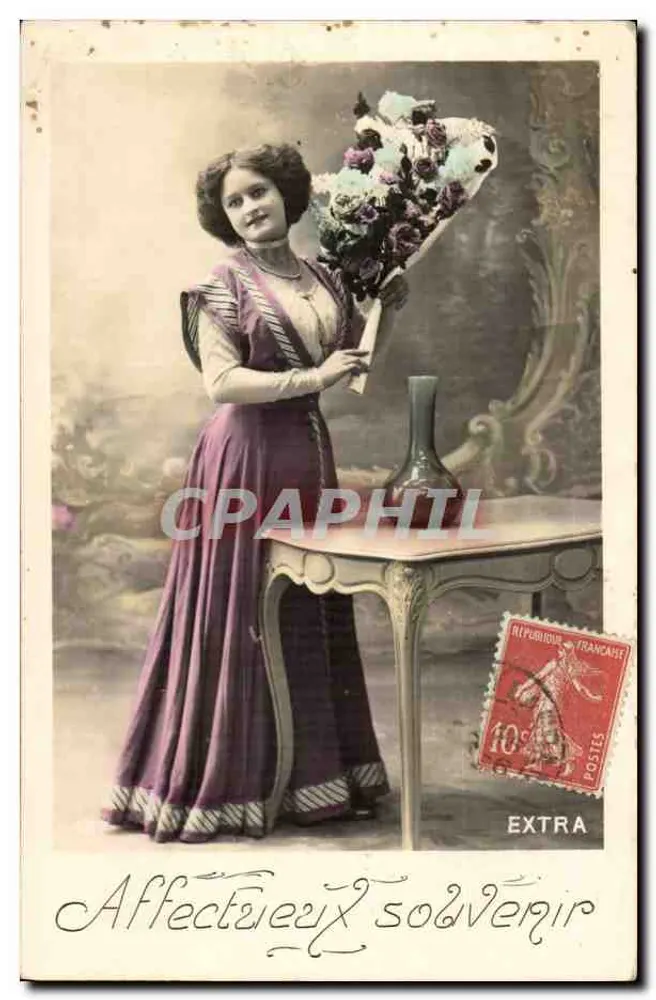 Frau in violettem Kleid mit Blumenstrauß — Erinnerungskarte — unbekannter Verlag, Seriennummer nicht sichtbar - Vorderseite
