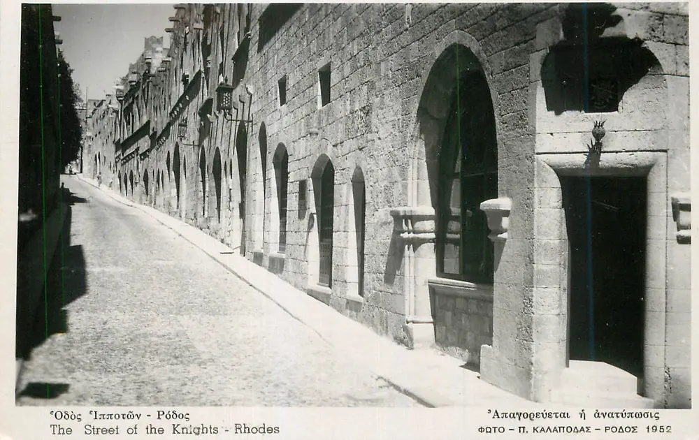 Street of the Knights - Rhodes — photographie de 1952 par P. Kalapodas - Vorderseite